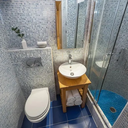 Cozy With 2 Bedrooms In New Town