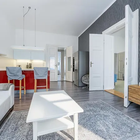 Cozy With 2 Bedrooms In New Town