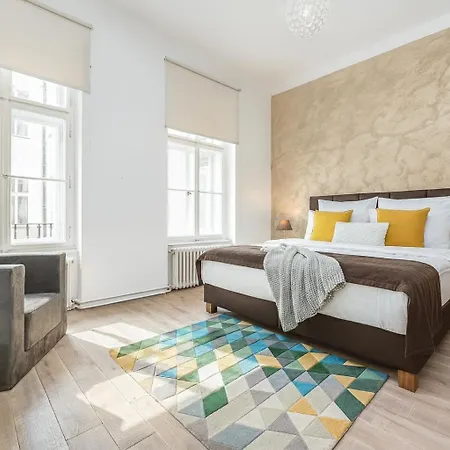 Cozy With 2 Bedrooms In New Town * Prag